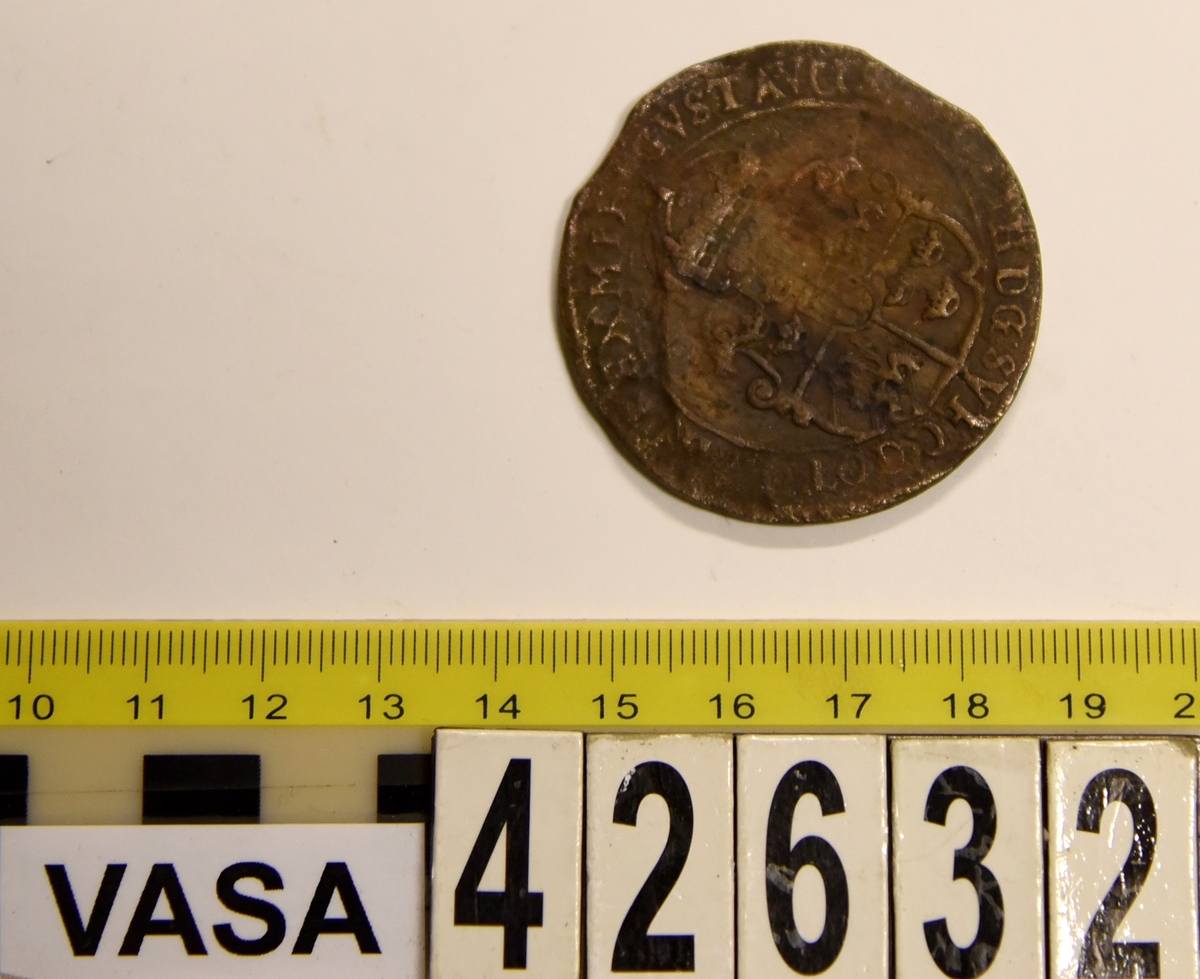 1 öre
Runt mynt
Åtsidan: mitt på myntet det svenska riksvapnet, svagt synligt.
Omskriften med Gustav Adolfs regent titlar, svagt synlig.
Ocentrerad prägling.
Frånsidan: en grip i vänsterprofil. Till vänster om gripen siffran 1, till höger versalerna ÖR.
Omskriften på latin med bland annat präglingsåret i romerska siffror, 1627, är delvis läslig.
Ocentrerad prägling.
Nuvarande skick: åtsidan sliten.
Vikt: 25,6 gram.

Text in English: Round coin. Denomination: 1 öre.
The obverse side has the Swedish coat-of-arms in the centre, faintly legible. The legend has the regent titles of Gustav Adolf of which the latter is faintly visible.
The coin stamp is off-centre.
The reverse shows a griffin in left profile. On the left-hand side is the numeral 1 and to the right the initials ÖR. which appear in capital letters. The legend has a Latin inscription and the year of coinage, 1627, in Roman numerals. The Latin inscription on the legend is partly visible.
The coin stamp is off-centre.
Present condition: the obverse side is worn.
Weight: 25,6 gram.