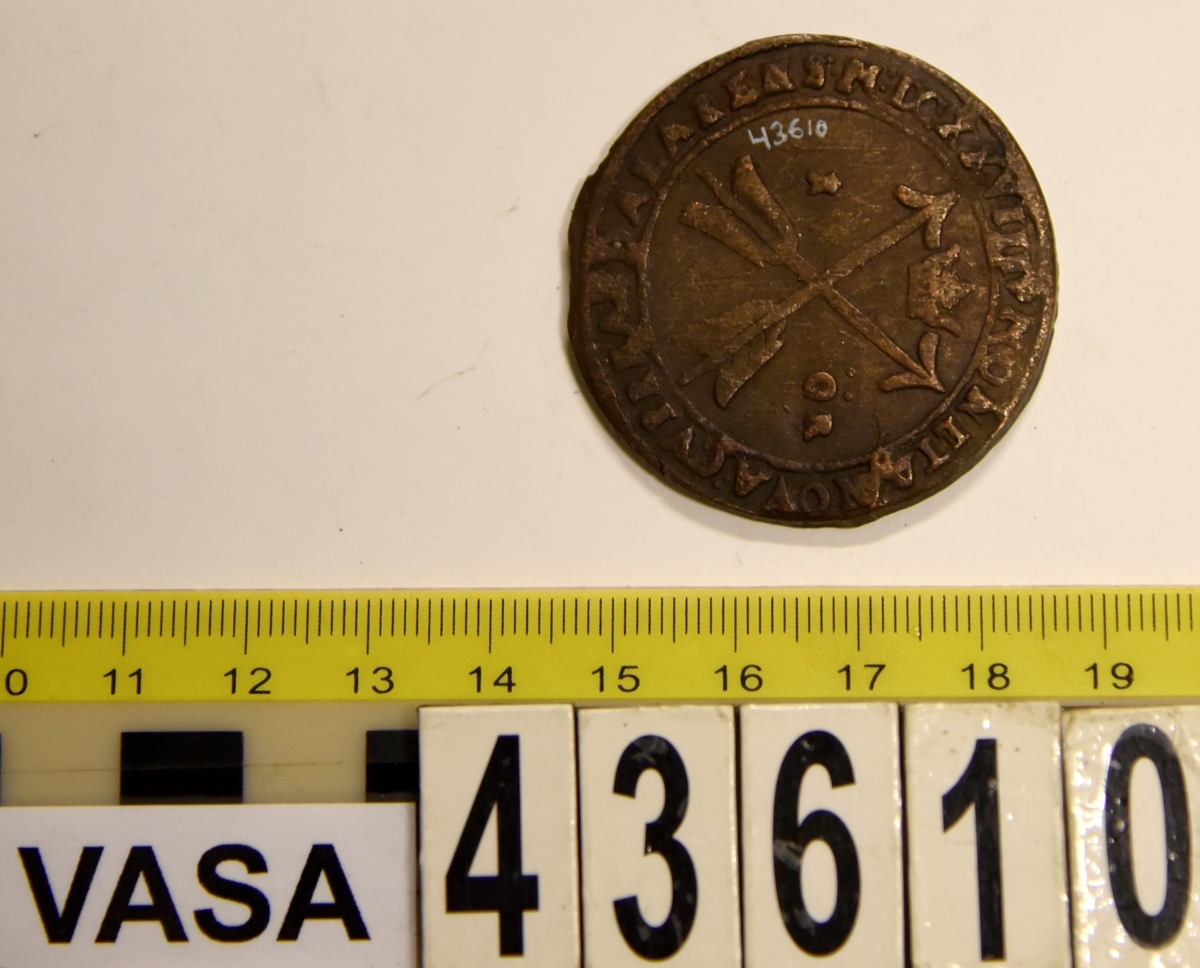 1 öre
Runt mynt.
Åtsidan: mitt på myntet det svenska riksvapnet, svagt och delvis synligt.
Omskriften, med Gustav Adolfs titlar på latin, är till största delen oläslig fullt läslig.
Ocentrerad prägling.
Frånsidan: två korsade pilar under en krona, svagt delvis synliga.
Till vänster höger om pilarna siffran 1, till höger versalerna ÖR, svagt delvis synliga. Omskriften på latin, med bland annat präglingsåret 1628, är till största delen delvis läslig delvis oläslig.
Ocentrerad prägling.
Nuvarande skick: bägge sidor slitna.  åtsidan sliten  frånsidan sliten.   jack  valsklump   korroderat   krackelerat
Vikt: 27,1 gram.