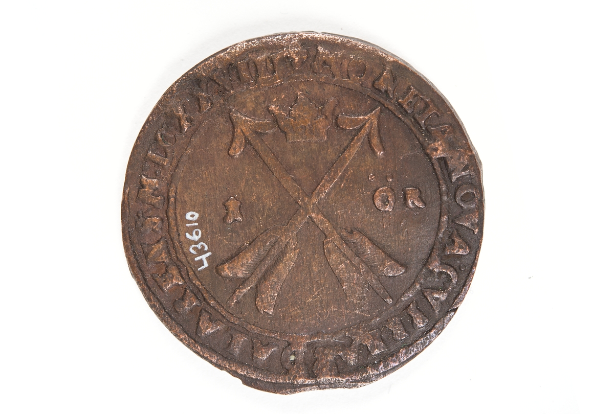 1 öre
Runt mynt.
Åtsidan: mitt på myntet det svenska riksvapnet, svagt och delvis synligt.
Omskriften, med Gustav Adolfs titlar på latin, är till största delen oläslig fullt läslig.
Ocentrerad prägling.
Frånsidan: två korsade pilar under en krona, svagt delvis synliga.
Till vänster höger om pilarna siffran 1, till höger versalerna ÖR, svagt delvis synliga. Omskriften på latin, med bland annat präglingsåret 1628, är till största delen delvis läslig delvis oläslig.
Ocentrerad prägling.
Nuvarande skick: bägge sidor slitna.  åtsidan sliten  frånsidan sliten.   jack  valsklump   korroderat   krackelerat
Vikt: 27,1 gram.