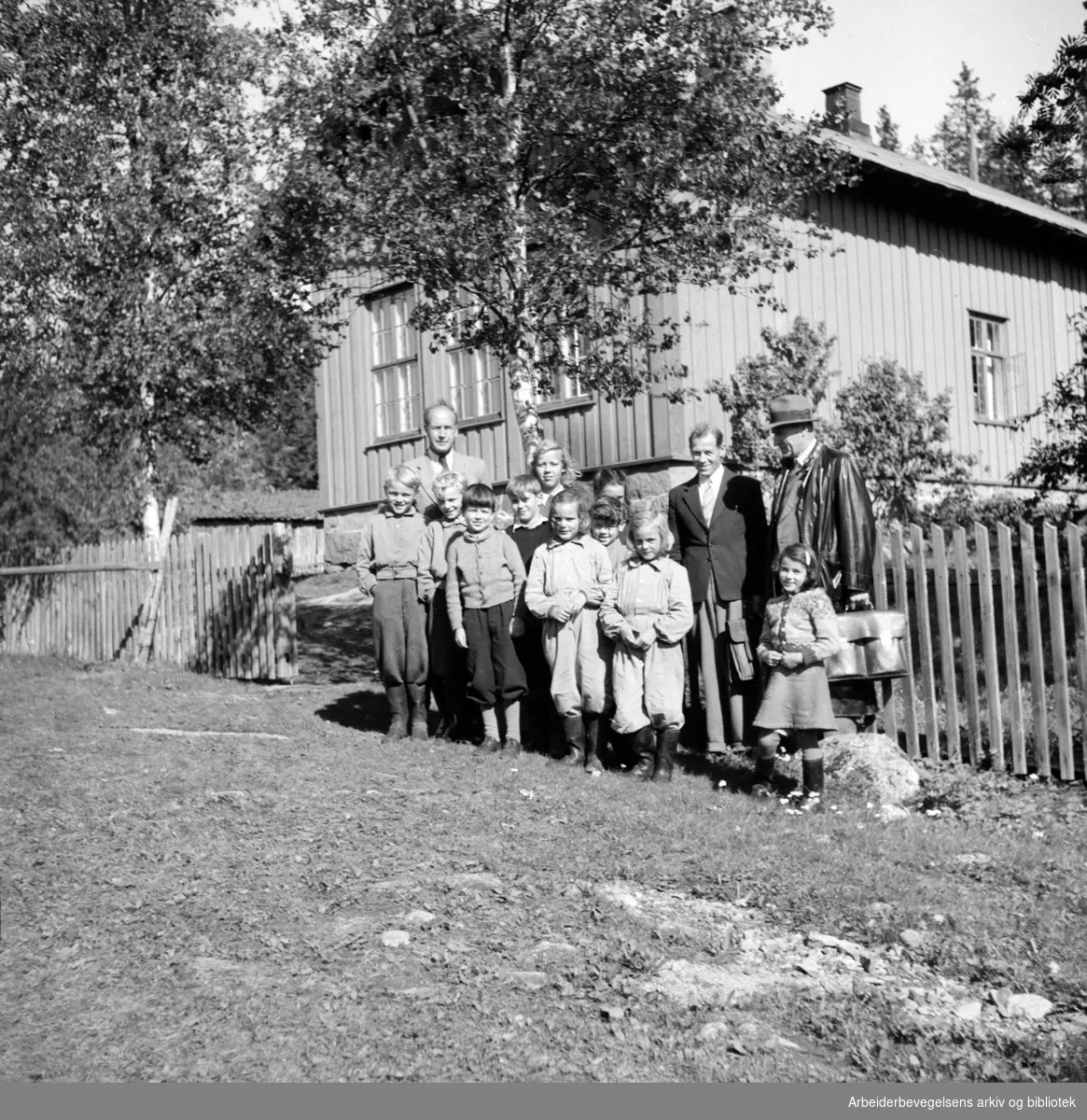 Nordmarka: Bjørnholt skole. Lærer Pedersen med sine 10 elever pluss skolestyrets sekretær Garnes og skoleinspektør Ribsskog. September 1948
