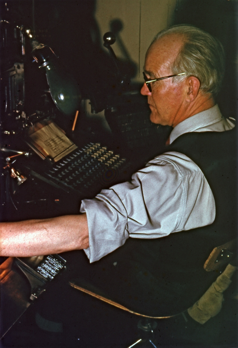 Erik Dahlberg vid sättmaskinen