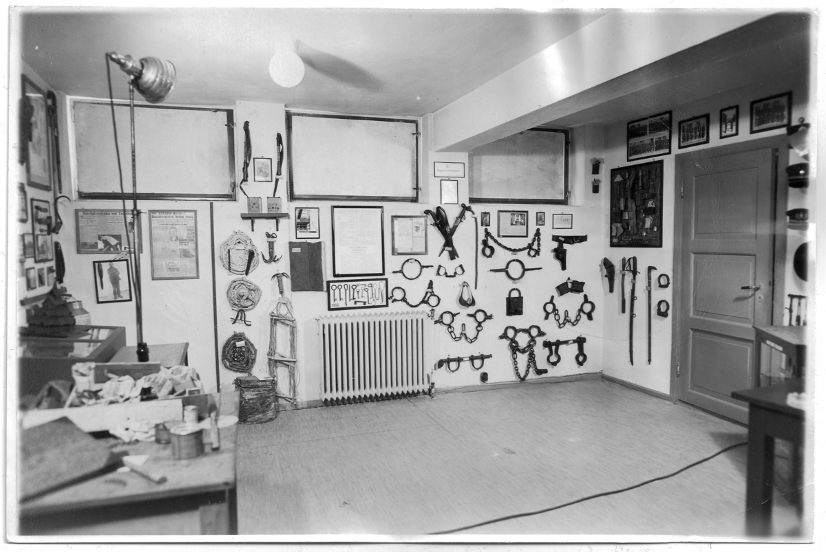 Foto fra kjelleren på politikammeret der Trondheim Politimuseum var huset. Bildene er sannsynligvis fra perioden 1935-1947.