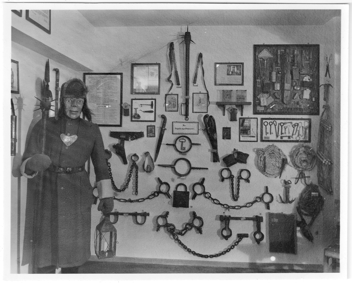 Foto fra kjelleren på politikammeret der Trondheim Politimuseum var huset. Bildene er sannsynligvis fra perioden 1935-1947.