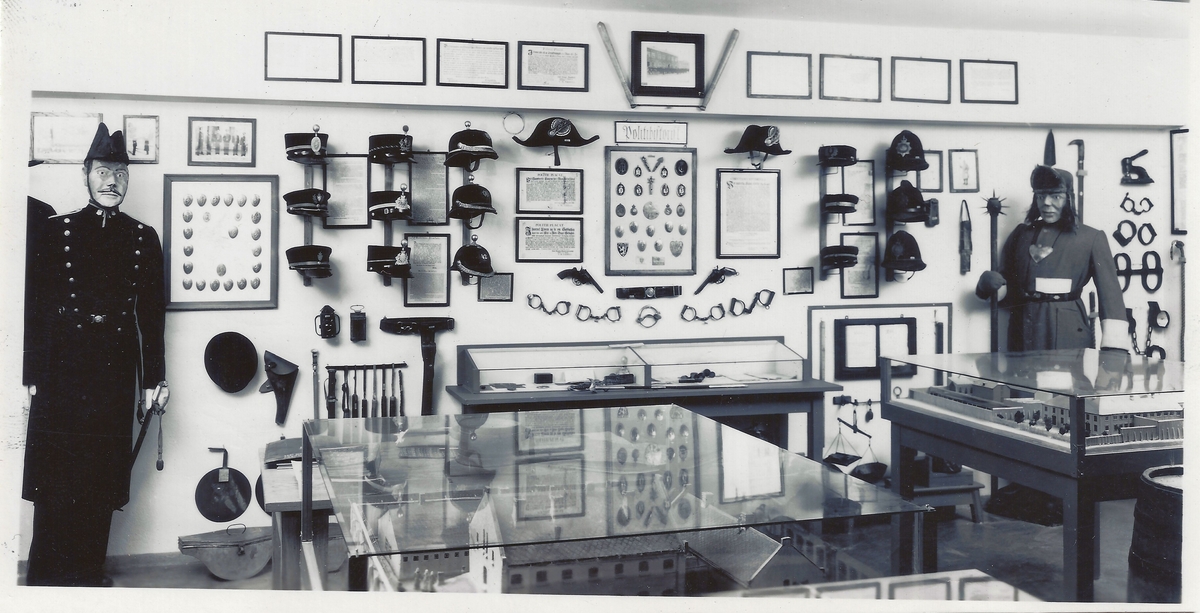 Foto fra kjelleren på politikammeret der Trondheim Politimuseum var huset. Bildene er sannsynligvis fra perioden 1935-1947.
