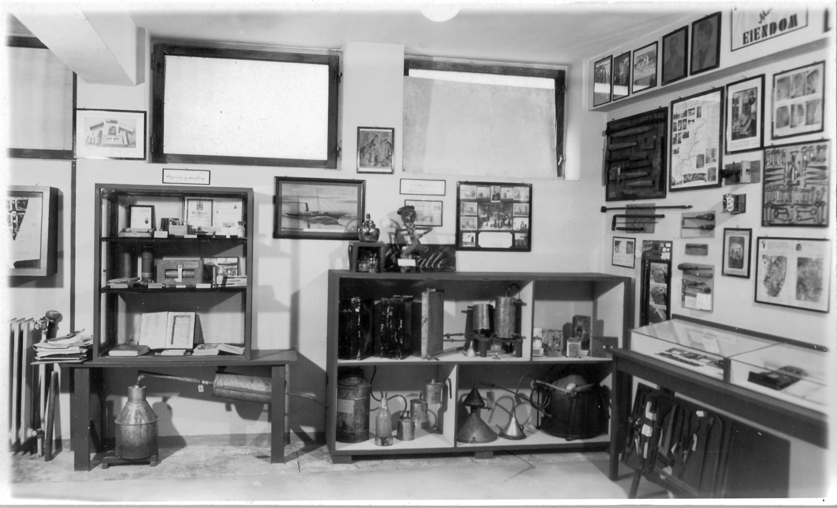 Foto fra kjelleren på politikammeret der Trondheim Politimuseum var huset. Bildene er sannsynligvis fra perioden 1935-1947.