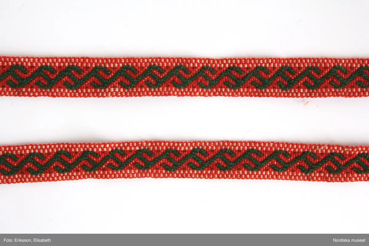 a. Livstyckskjol med liv av grön vadmal och randig halvyllekjol
b.Kvinnotröja, kort modell av svart kläde, med litet skört.
c. Halskläde av rödbottnad kattun
d. Halskläde av röd/gulrutig bomullslärft
e. Kjolväska  av svart kläde med applikationer av vadmal med tenntrådskonturer.
g: 1-4,  mjuk bindmössa av ljusblå sidenbrokad med vita spetsbandsmönster samt blommönster i rosa, mörkrött, vitt och grönt mm.

Dräktdelarna förefaller att vara från något olika tider, och sammansatta för att bli en hel dräkt vid insamlandet till museet. För att illustrera ett äldre dräktskick på orten. 
/Berit Eldvik 2012-02-14