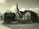 Till vänster Bleket, till höger Konsumettan, i mitten i bakgrunden Gustavsbergs kyrka.