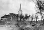 Från vänster Statbyggningen, Gustavsbergs kyrka och Ekensberg.
Personer: <br>