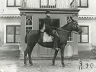 Ryttare framför Farsta slott.
Personer: Axel Odelberg?