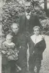 Familjen Bergschöld.
Personer: Stående: Herbert Bergschöld.<br>Sittande fr v: Nils August Bergschöld, Gerda Sofia Bergschöld, Kurt L Borg