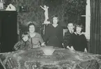 Heminteriör från Skeviksgatan 2.
Personer: Fr v: Sven Fall, Margit Fall, Birgit Fall, Fritjof Fall, Gunnar Fall