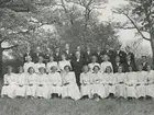 Gruppfoto, konfimander.
Personer: Ingvar Petterson, nr fem från vänster. I mitten kyrkoherde Hallin. Harry Friberg tvåa fr. vänster i bakre raden samt okända.