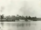 Fabriksrederiets ångbåtar Gustavsberg IV och I vid packhuskajen i Gustavsbergs hamn.