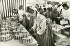 Invigning i Runda huset efter ombyggnaden.
Personer: Pia Lundell har tagit en tårtbit och mormor Ester Storm är efter<br><br>