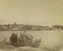 Vy mot Gustavsbergs hamn och fabriksområdet från Farstavikens strand.