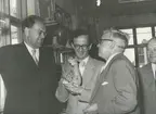 Interirö. Från vänster: Tage Erlander på besök i Gustavsbergs Studio, här med Stig Lindberg och Arthur Teglund.
Personer: Tage Erlander, Stig Lindberg, okänd och Arthur Teglund.