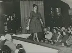 Modevisning för KF i Bergasalen.  Under året såldes 390 klänningar, kanske tack vare de två modevisningar som arrangerades.