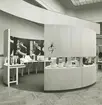 Interiör, Wien. Del av utställningen Kunstlerisches Schaffen und Serienproduktion 1960 på Österrikes konstindustrimuseum.<br>Produkter från Gustavsbergs Studio.