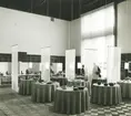 Interiör, Wien. Del av utställningen Kunstlerisches Schaffen und Serienproduktion 1960 på Österrikes konstindustrimuseum.<br>Hushållsporslin från Gustavsbergs Fabriker på dukade bord.<br>