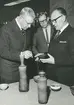 Interiör. Berndt Friberg förhandsvisar unika stengodspjäser för kung Gustav VI Adolf inför en utställning på NK 1964.
Personer: Kung Gustav VI Adolf, Berndt Friberg och Arthur Hald.