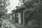 Exteriör. Vedbod och avträde för Stjärnan, byggt 1862, Gustavsberg.