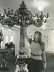 Interiörbild. Sannolikt Gustavsbergs Porslinsmuseum,1969. Marianne Landqvist, informationsansvarig på Gustavsbergs Fabriker förevisar en stående kandelaber gjord 1870.
Personer: Marianne Landqvist.