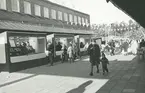 Exteriörbild. Lotteristånd utanför Domus, Gustavsbergs centrum.
Personer: okända