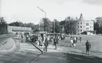 Exteriörbild. Kommunalhuset,  Runda huset. I förgrunden busshållplats och i bakgrunden Domus.
Personer: okända