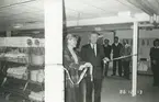 Interiör. Invigning 13/12 1986 av den ombyggda Porslinsbutiken.
Personer: Inger Nordgren, intendent på Porslinsmuseet och VD Sture Erixon