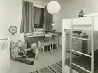 Interiör,barnrum i okänd fastighet. Sannolikt ett radhus. Stilen är av allt att döma från 1960-talet.
Personer: okända