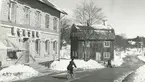 Exteriör. Konsum 1:an och Bleket. 1950.
Personer: Syster Rut och Gustav Lorang.