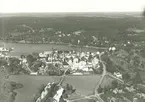 Exteriör. Flygfoto över Gustavsbergs fabriksområde med omnejd. Sannolikt från 200 m höjd.