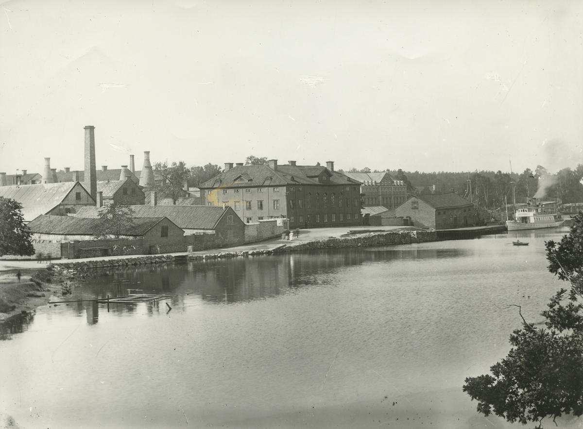 Exteriör. Utsikt över Gustavsbergs hamn, Gula byggningen och Farstaviken.
Personer: okända