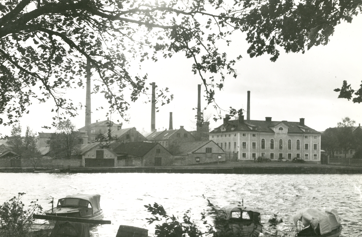 Exteriör. Gustavsbegs hamn,  Gula byggningen och Farstaviken.