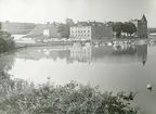 Exteriör. Gula byggningen, Gustavsbergs Hamn och Farstaviken.