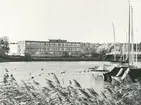 Exteriör. Tekniskt center eller i folkmun kallat Glashuset, byggt 1971. <br>I förgrunden Farstaviken.<br>