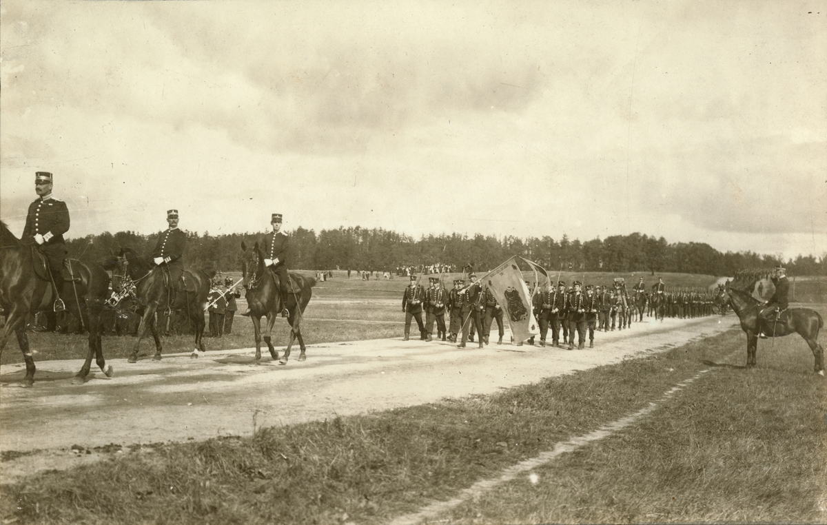 Text i fotoalbum: ”Förbimarsch af den Kungl. Göta lifgarde den 1. September 1914.”