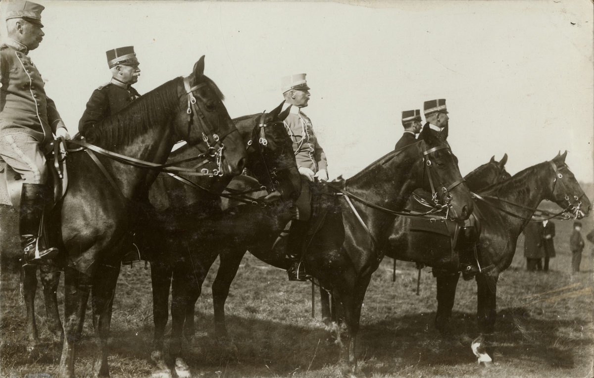 Text i fotoalbum: ”Staben åser förbimarschen för H. Maj:t Konungen den 1. september 1914.”