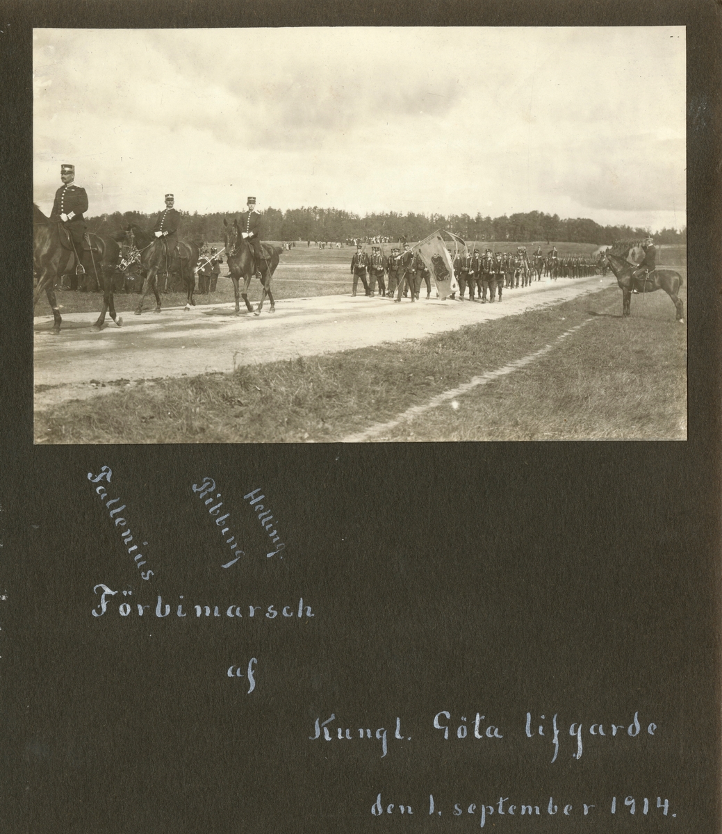 Text i fotoalbum: ”Förbimarsch af den Kungl. Göta lifgarde den 1. September 1914.”