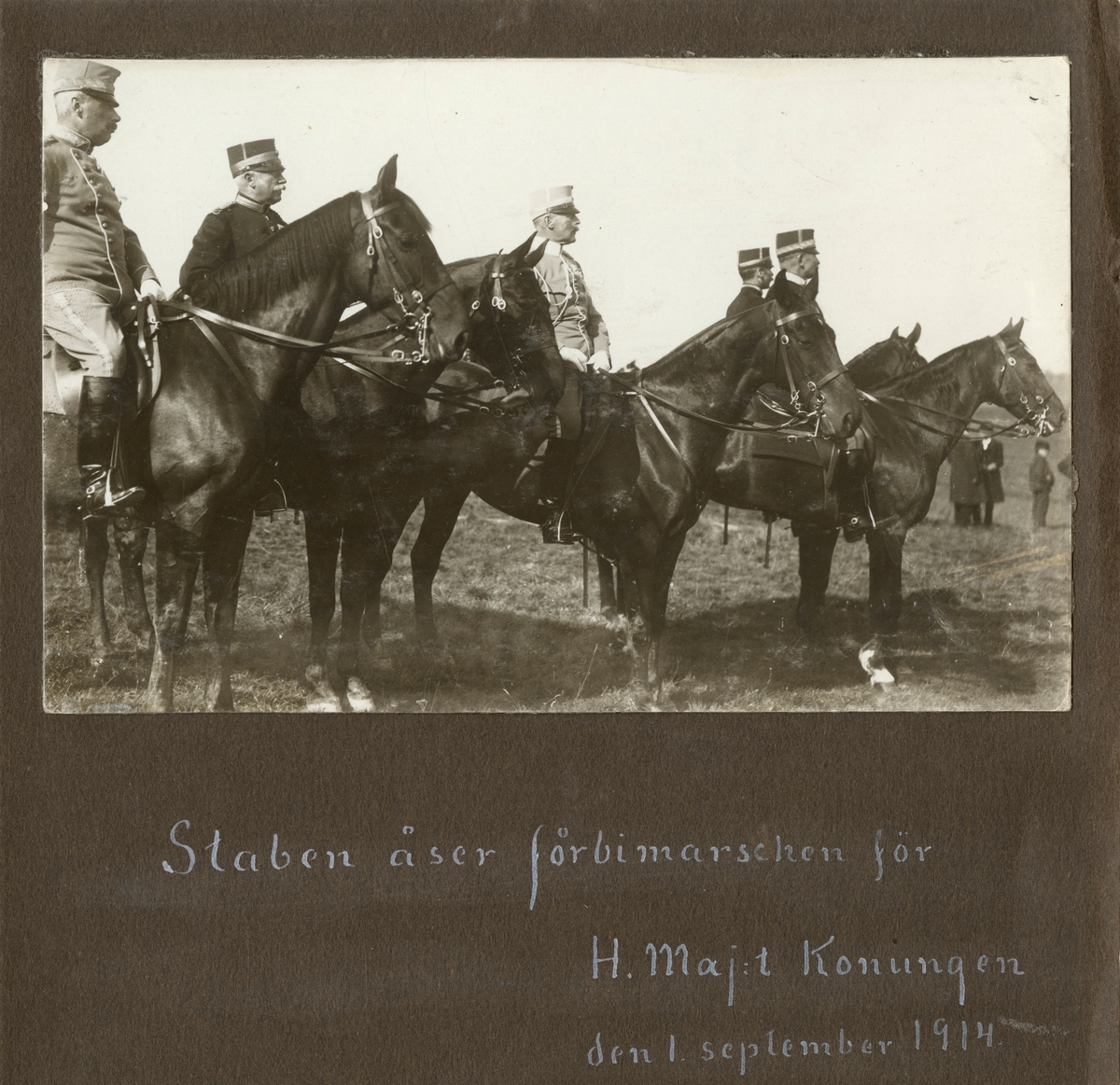 Text i fotoalbum: ”Staben åser förbimarschen för H. Maj:t Konungen den 1. september 1914.”