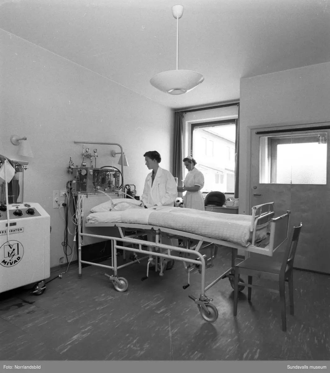 Nya epidemisjukhuset vid Sundsvalls sjukhus, exteriör- och interiörbilder. Invigdes 1955 efter att gamla Epidemin vid Ludvigsbergsvägen lagts ned.