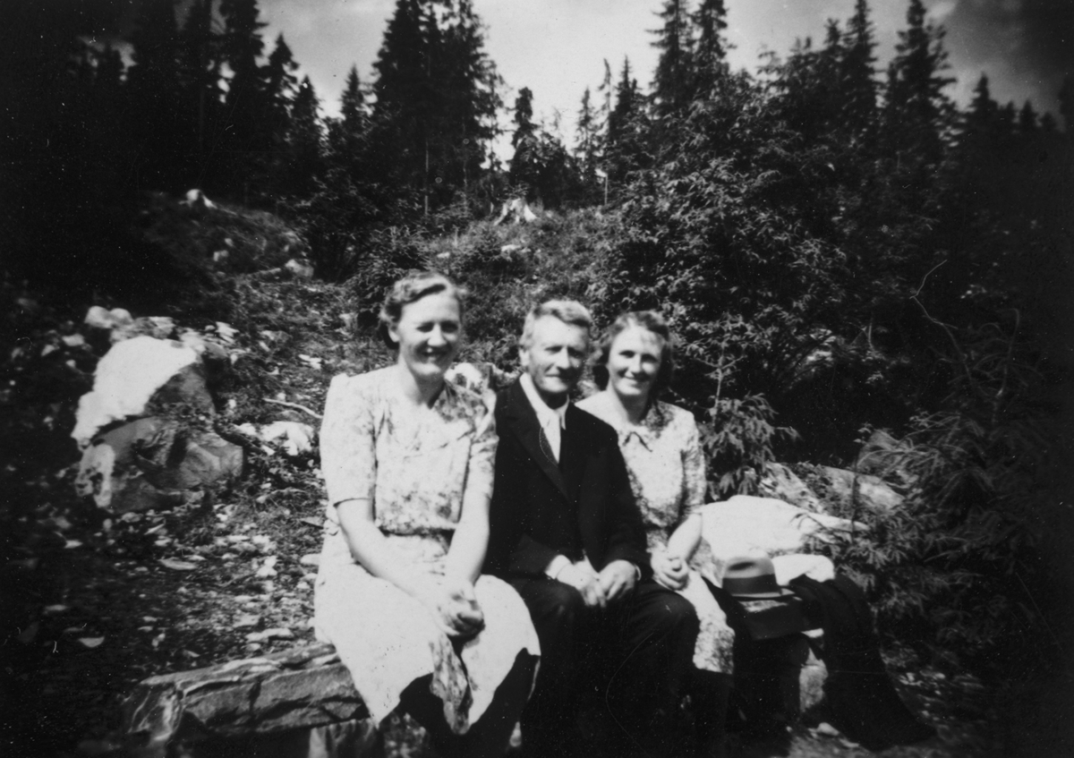 Tyttebærtur. Aasta Myhre, Adolf Andersen Myhre, Signe Bekkeli, Ottestad.