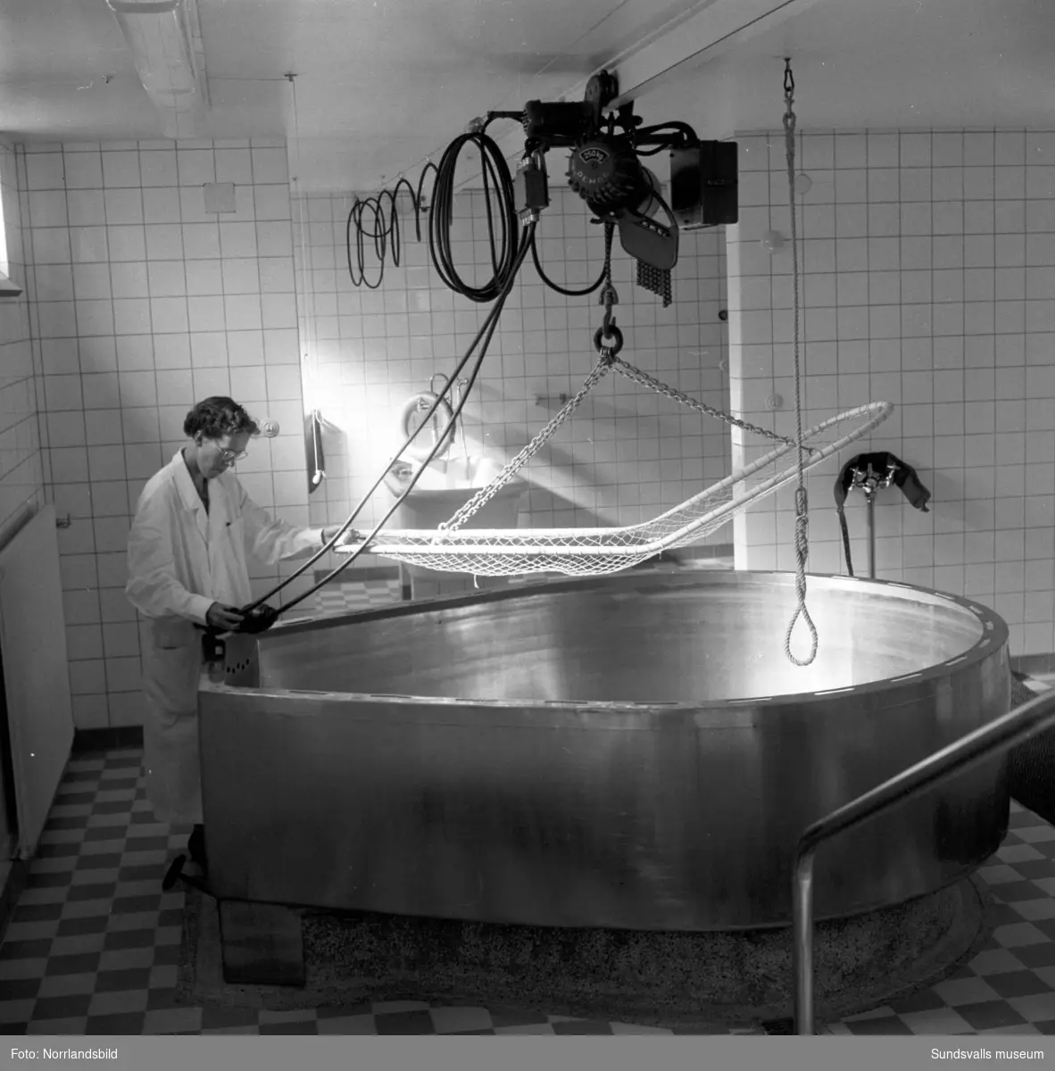 Nya epidemisjukhuset vid Sundsvalls sjukhus, exteriör- och interiörbilder. Invigdes 1955 efter att gamla Epidemin vid Ludvigsbergsvägen lagts ned.