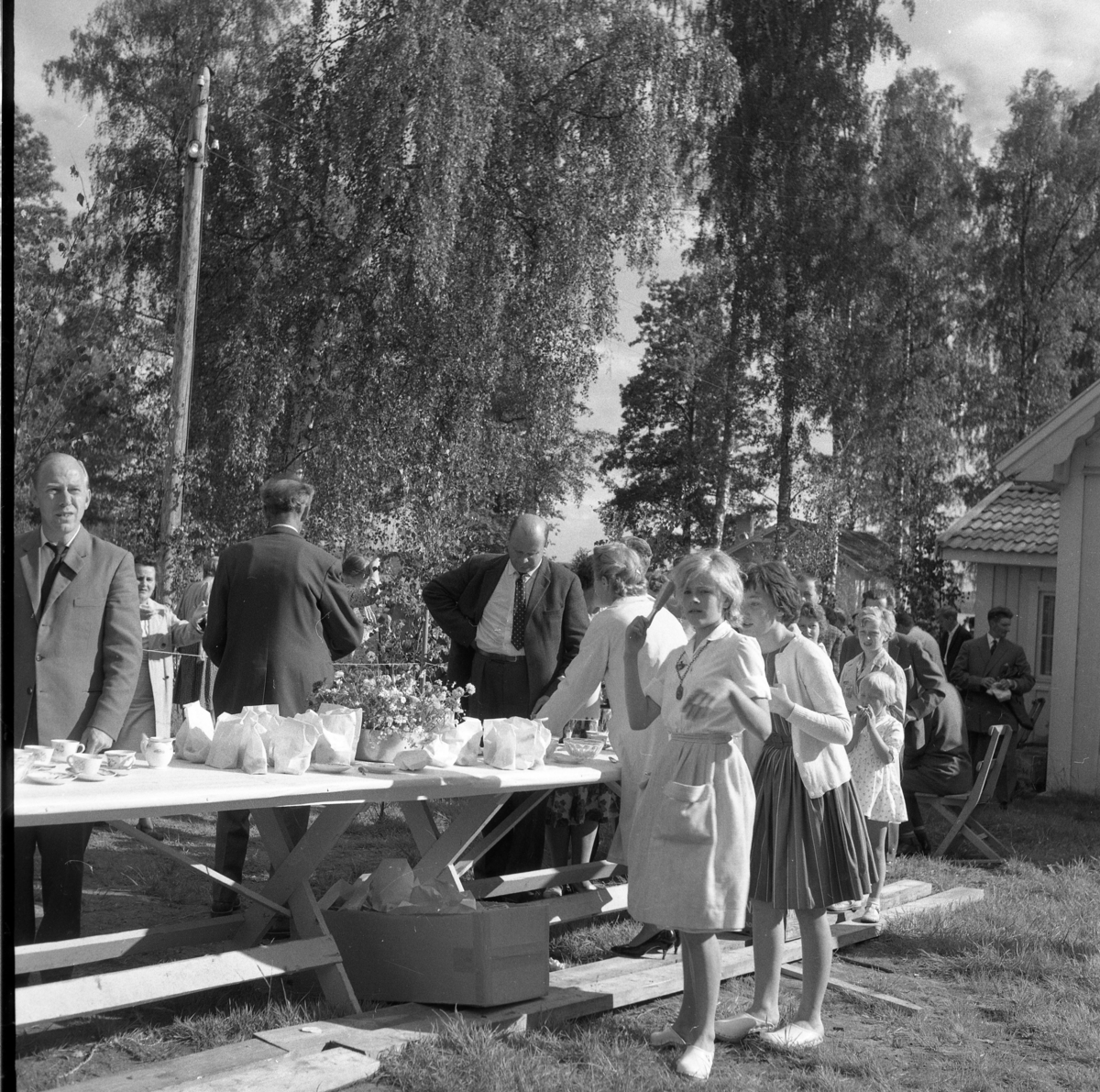 Midsommarfirande i Örserum. Vid uppställt kaffebord står Cederfjord till vänster. Mannen i vit skjorta och slips är Torsten "Bohultarn" Karlsson.