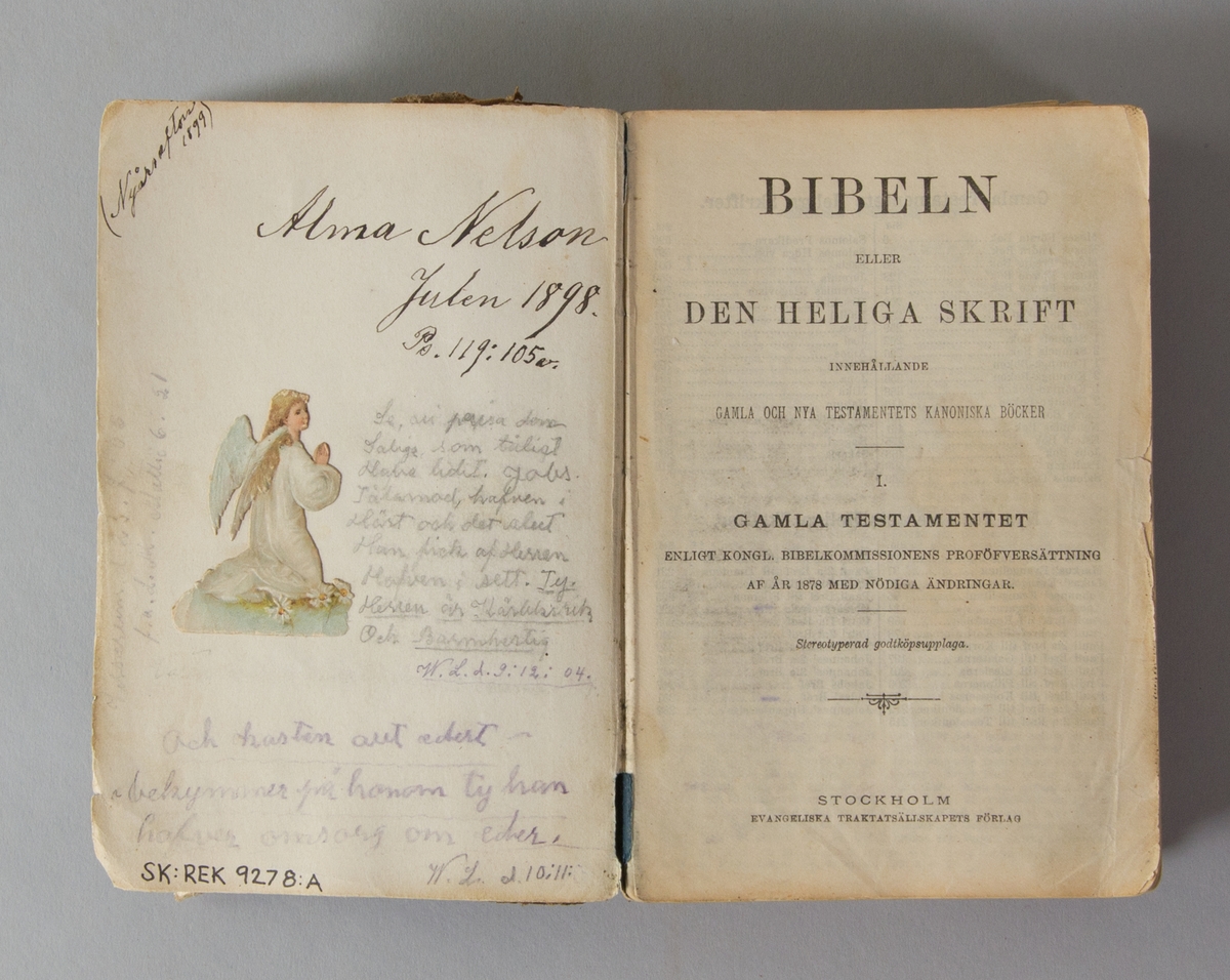 Bibel, inbunden, med mjuka pärmar av brunt skinn. Titel på framsidan i guldtryck. Titel: Bibeln eller den heliga skrift innehållande gamla och nya testamentets kanoniska böcker. Satt med frakturstil. Utgiven av Evangeliska traktatsällskapets förlag i i Stockholm. Tryckt av Ballantyne, Hanson & Co i Edinburgh, Skottland. På första uppslaget skrivet med svart bläck: Alma Nelson julen 1898. På samma sida finns andra texter i blyerts samt en bokmärkesängel. Pärmens insidor är av mörkblått papper.
