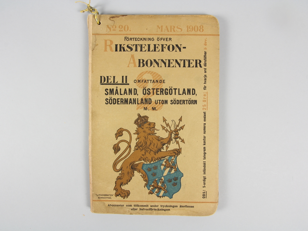 Telefonkatalog, del II, omfattande abonnenter i Småland, Östergötland, Södermanland utom Södertörn m m. Inbunden med pappomslag. Innehåller även uppgifter om stationer, taxor, hur man ringer med mera. 188 sidor. Hål i övre vänstra hörnet med blågult snöre för upphängning, ursprungligt.