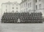 Gruppbild av soldater och officerare från Göta livgarde I 2 framför kasernbyggnad.