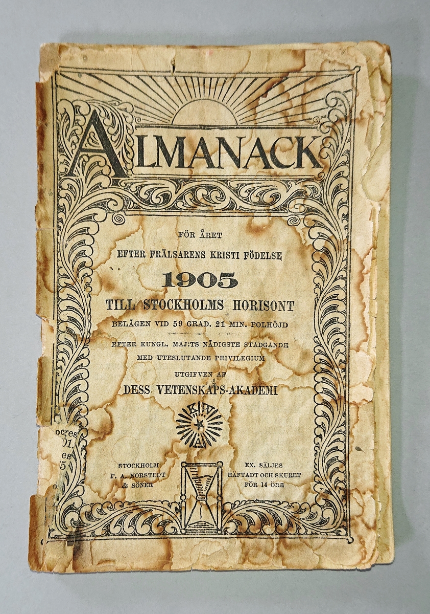 Almanacka för 1905, tryckt 1904. Innehåller datumangivelser, dagar för marknader och ett antal artiklar kring olika ämnen. Mycket skadad.