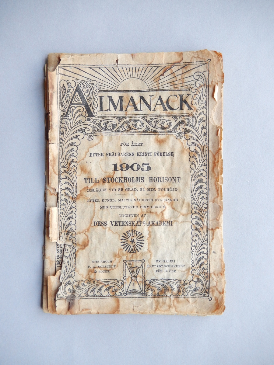 Almanacka för 1905, tryckt 1904. Innehåller datumangivelser, dagar för marknader och ett antal artiklar kring olika ämnen. Mycket skadad.