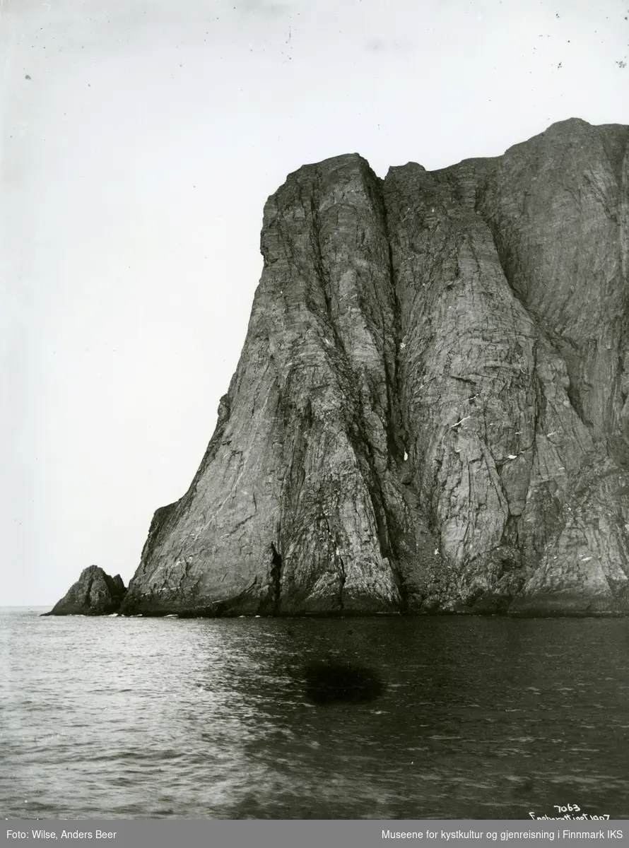 Nordkapp sett fra sjøen. Sommeren 1907. (Originalnegativet eies av Norsk Folkemuseum, W 07063)